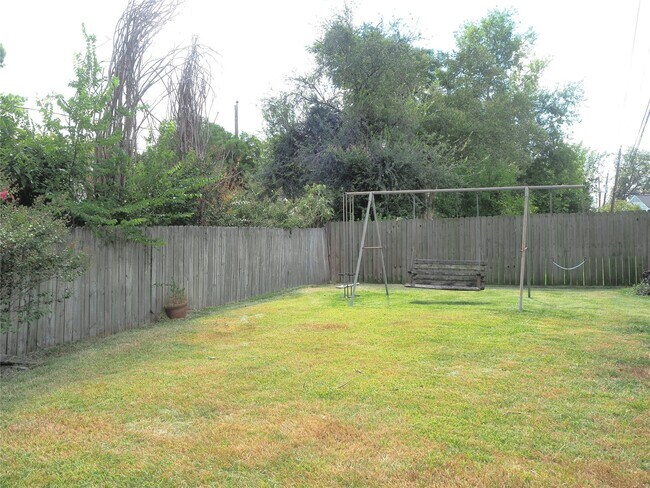 Building Photo - 3218 Crestdale Dr