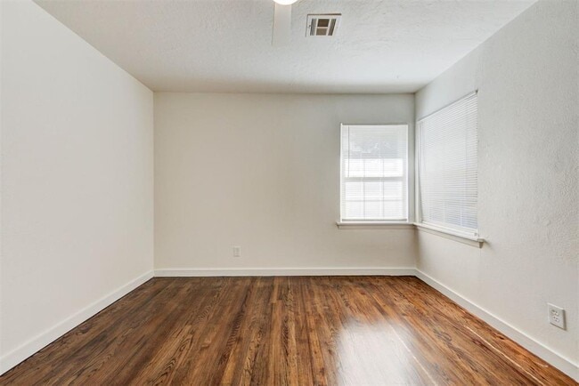 Building Photo - 1202 Windsor Way