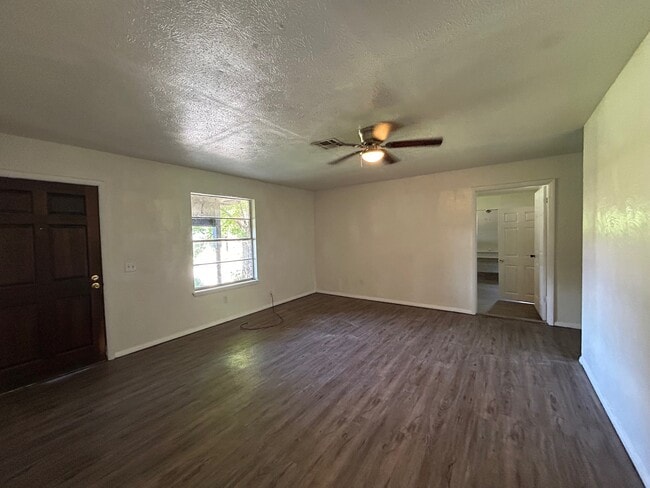 Building Photo - 712 Lakeview Dr