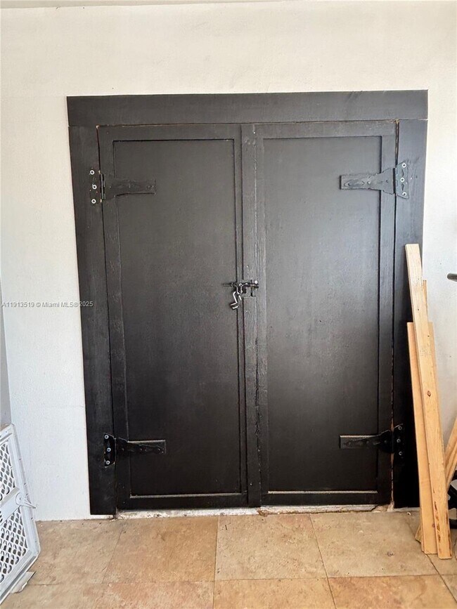 Building Photo - 2002 NE 43rd St