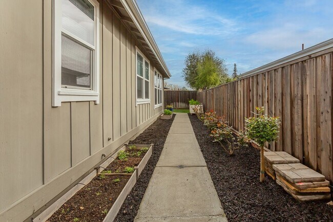 Building Photo - Modern Elegance in the Heart of North Napa