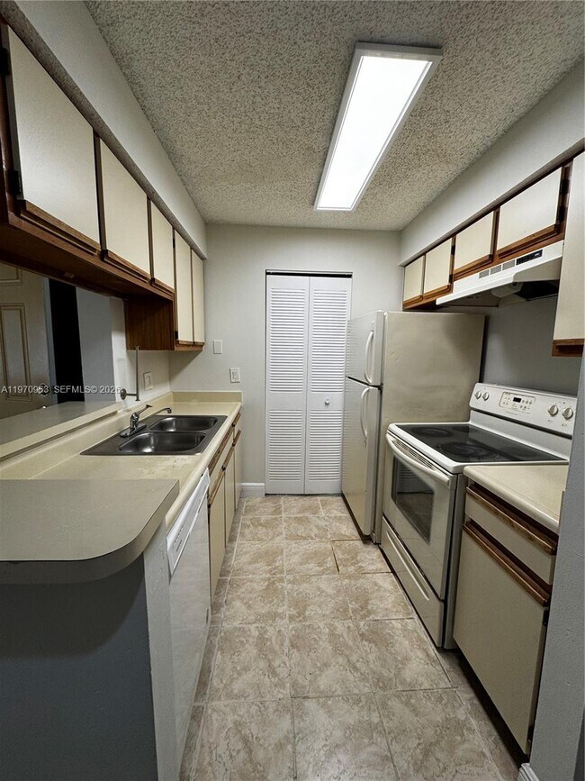 Building Photo - 1257 SW 46th Ave