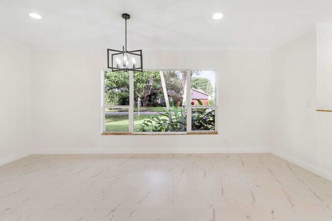 Building Photo - 100 SW 15th Ct