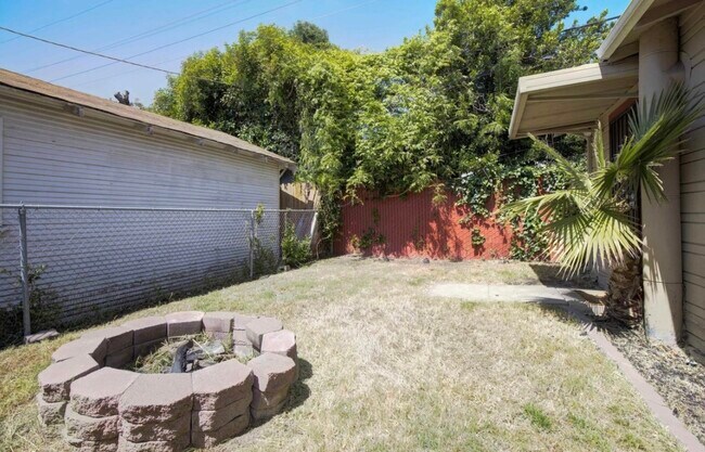 Side Yard - 1215 W Harding Way