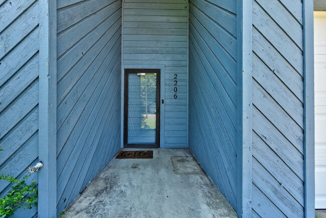 Building Photo - 2206 Whiteoak Cir