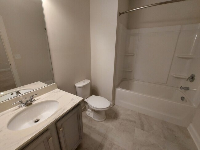 Building Photo - Large 3 Bedroom Luxury Townhome on Silver ...