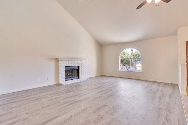 Building Photo - BEAUTIFUL 4 BEDROOM HOME WITH SWIMMING POOL!