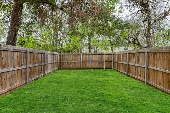 Building Photo - AVAILABLE NOW! 3 BEDROOM TRIPLEX LOCATED IN BONHAM, TEXAS!