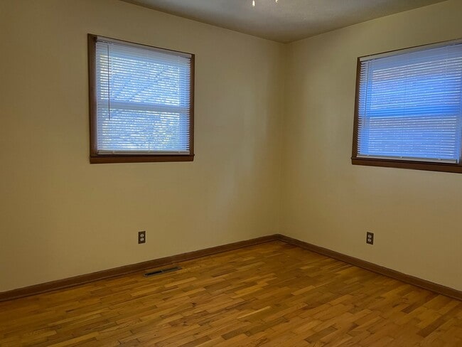 Building Photo - ADORABLE 3 BEDROOM HOUSE- FENCED BACK YARD