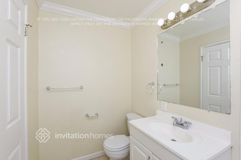 Building Photo - 274 Redwing St