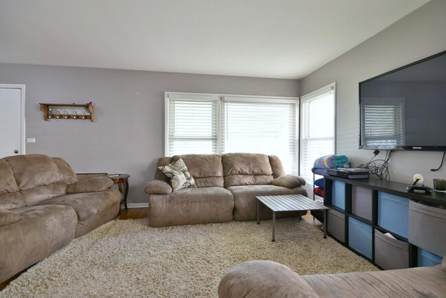 Building Photo - 7309 N Ottawa Ave