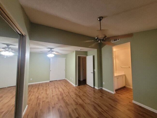 Building Photo - Beautiful home with wood floors