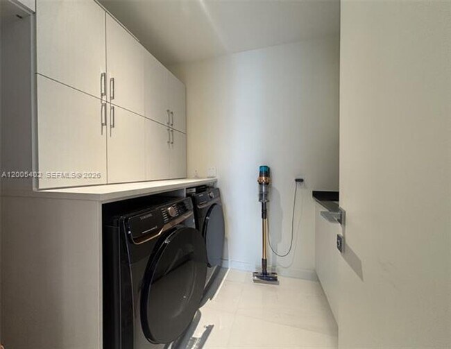 Building Photo - 300 Biscayne Blvd Way