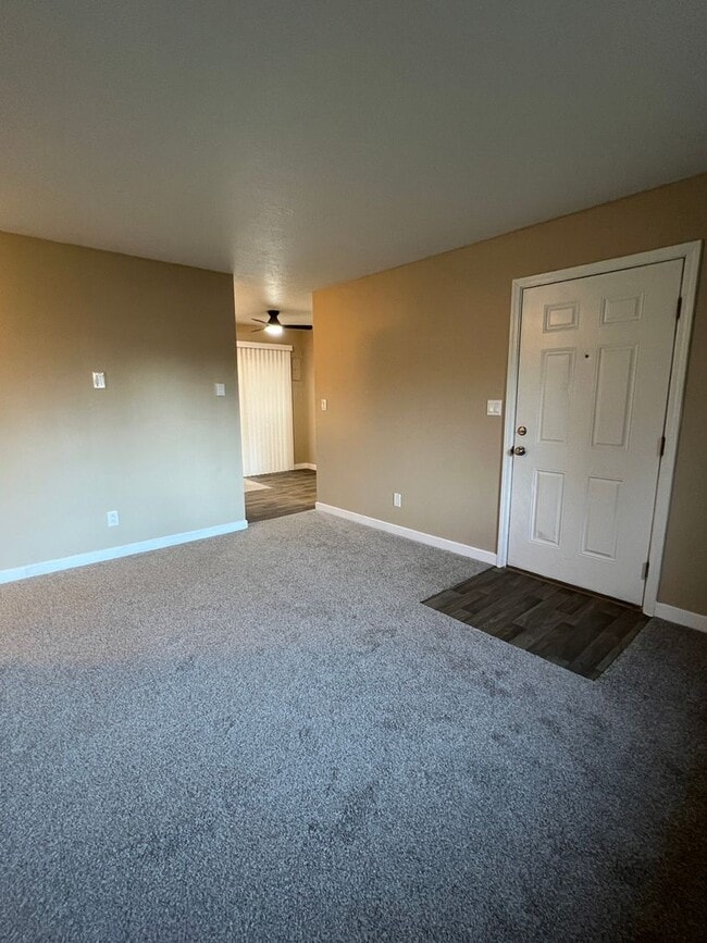 Building Photo - Fully Remodeled Rockwood 2-Bedroom