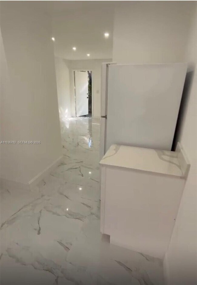 Building Photo - 505 N 24th Ave