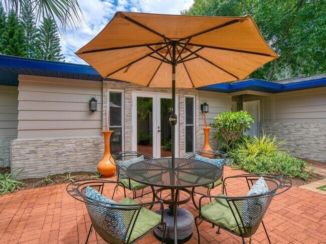 Building Photo - 1127 S Osprey Ave