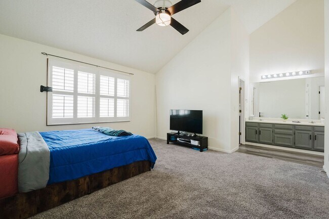 Building Photo - Gorgeous 3 Bed / 4 Bath Townhome in Centen...