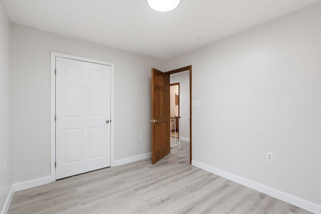 Building Photo - Welcome to this stunning end residence perfectly positioned in a highly desirable setting.