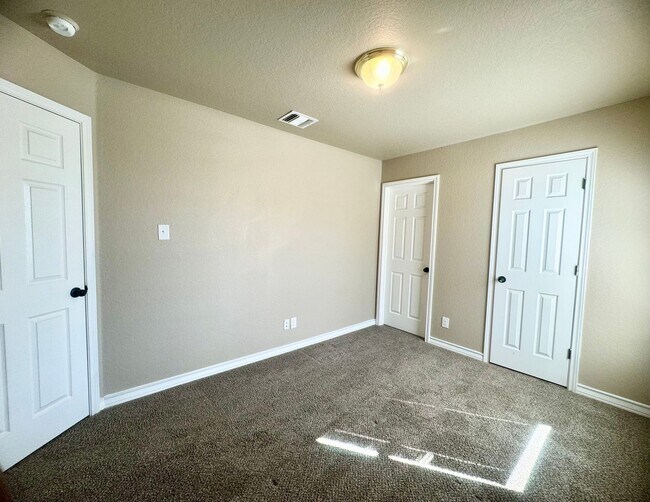 Building Photo - 5103 Flipper Dr