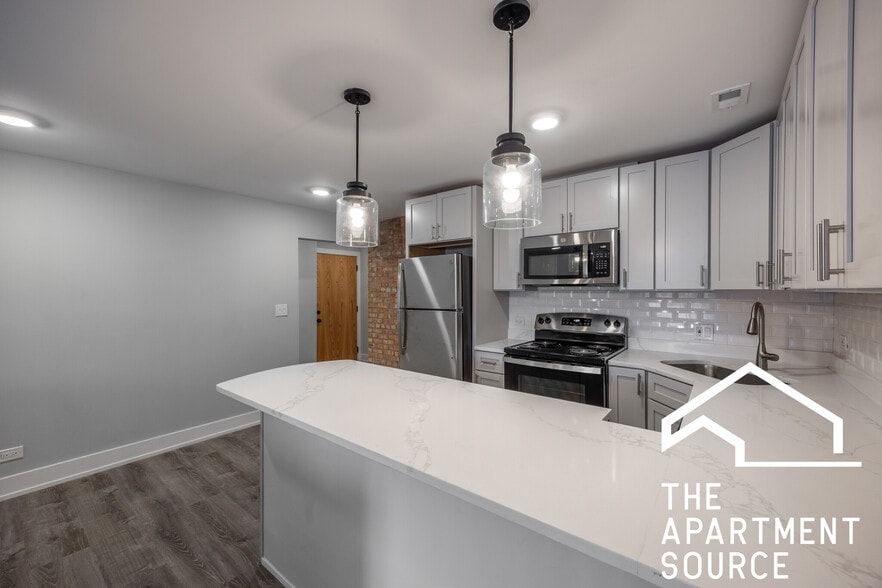 Building Photo - 1214 N La Salle Dr