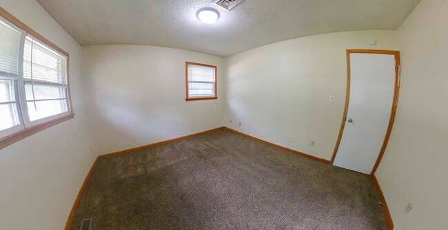Building Photo - 3D Tour Available - 3 Blocks from Campus + Fenced-in Yard + Washer & Dryer! Available June 13th!
