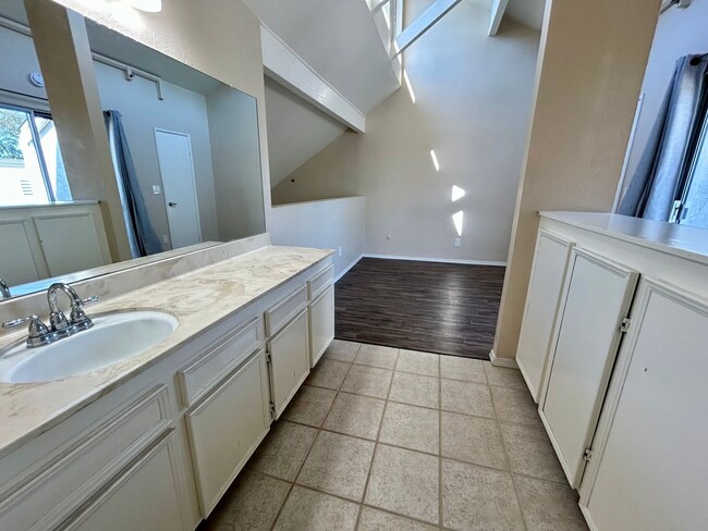 Building Photo - 1 Bed, 1 Bath Loft Condo in La Mesa!