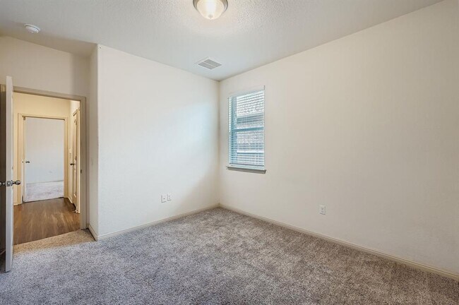Building Photo - 16605 Aventura Ave