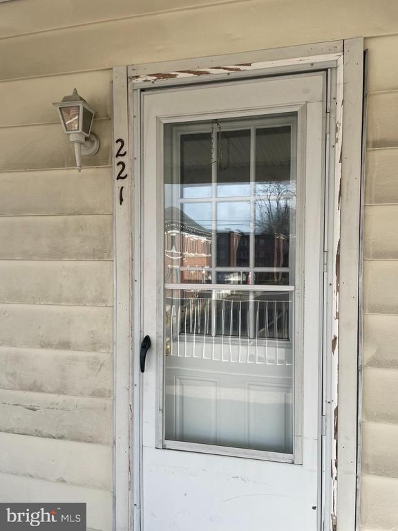 Building Photo - 221 Chester Ave