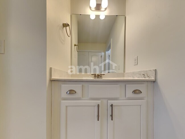 Building Photo - 111 Doral Blue Dr