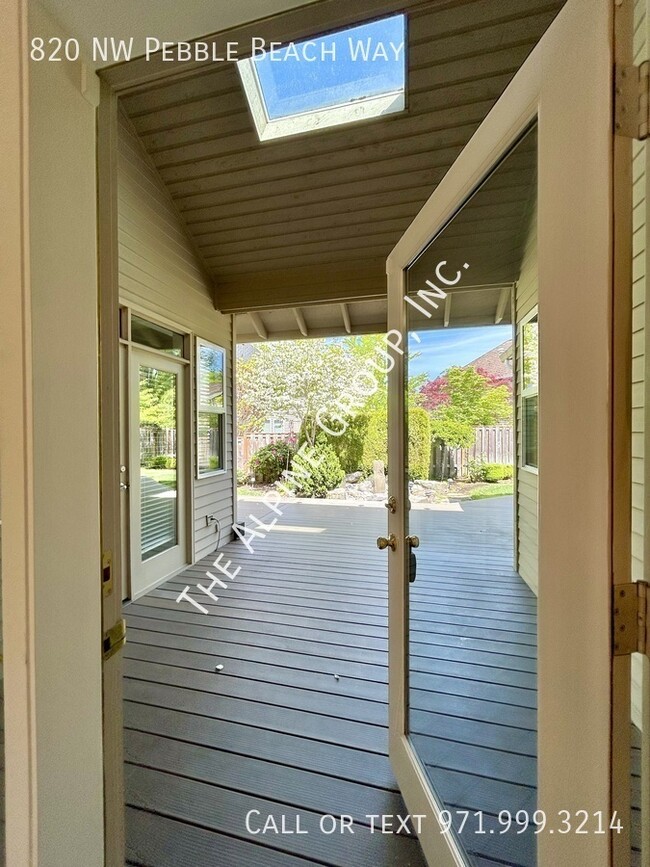 Building Photo - 820 NW Pebble Beach Way