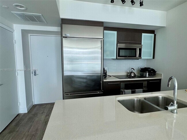 Building Photo - 500 Brickell Ave