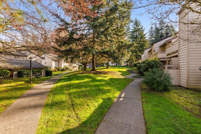 Building Photo - Charming Ground-Floor Condo in Woodinville – 2 Bed, Private Patio, Pool & Fitness Center