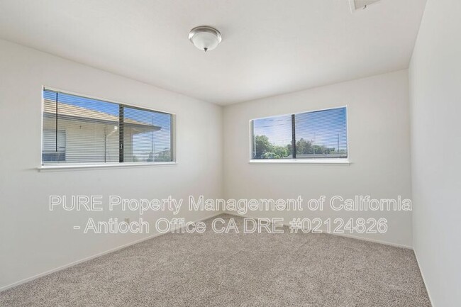 Building Photo - 908 Minaker Dr
