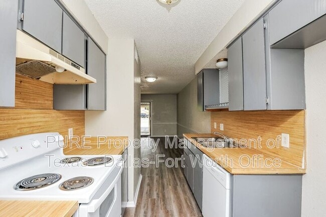 Building Photo - 1128 Highbush Dr