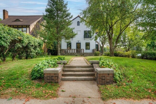 Building Photo - 2056 Summit Ave