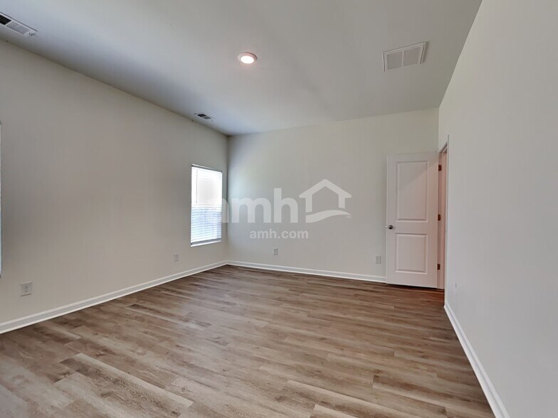 Building Photo - 303 Squire Pope Rd
