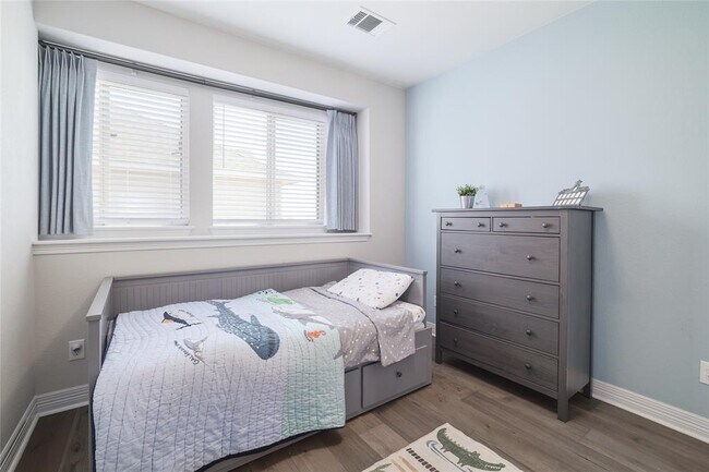 Building Photo - 505 Saturnia Dr