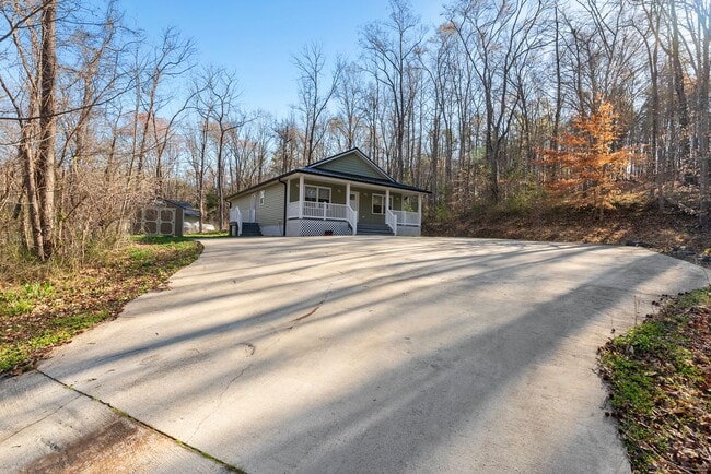 Building Photo - 3-Bedroom in Town of Farmville with Privacy and Convenience!