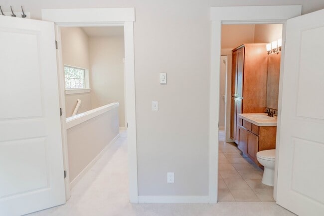 Building Photo - Townhouse Move-In Special – Half Month Free! Beautiful townhouse 3 beds 2.5 baths and garage.