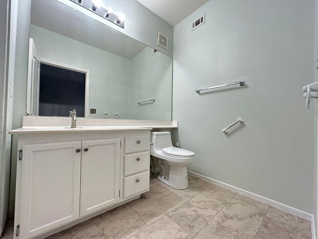 Building Photo - 3 bedroom 2 bathroom Summerlin condo!