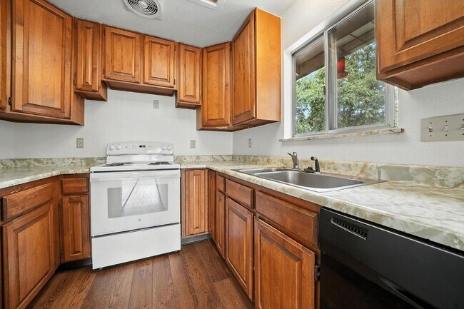 Building Photo - Large 2 Bedroom Home