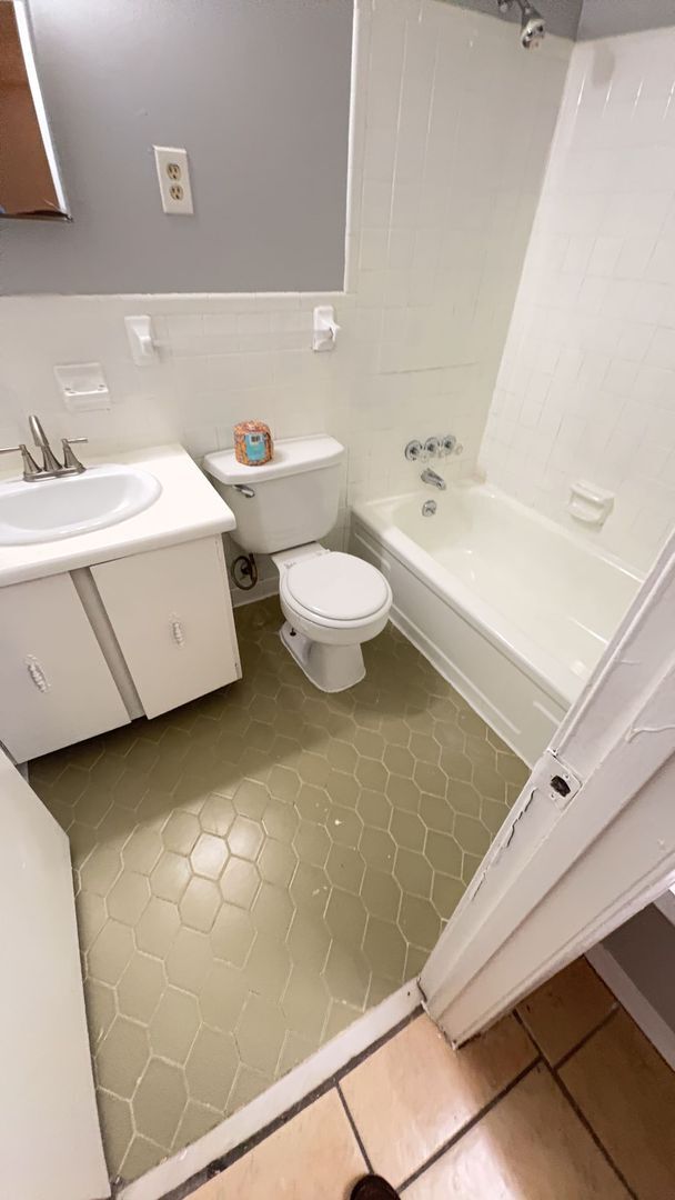 Building Photo - Spacious 3BR/2BA Duplex with Large Backyard – Memphis