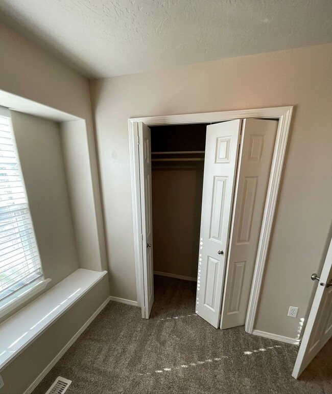 Building Photo - Ready Now / 4 Bed PLUS Large BONUS ROOM and 2.5 BA great spacious home!