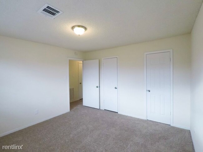 Building Photo - 2 br, 2 bath Townhome - 6609 Brittmoore Rd