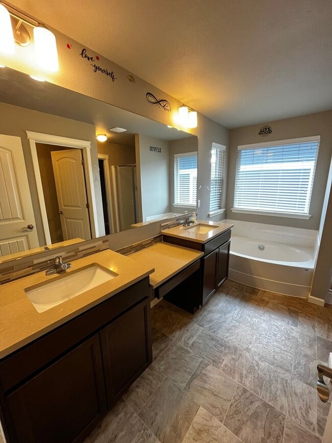 Building Photo - Large 4bed/3bath Home