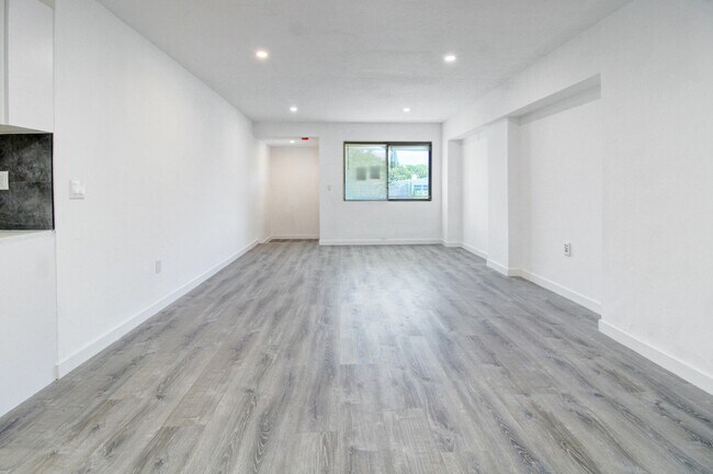 Building Photo - 1730 NE 170th St