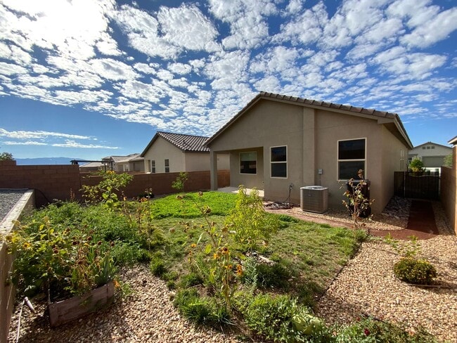 Building Photo - 3 Bedroom Single Story Home Available Near...