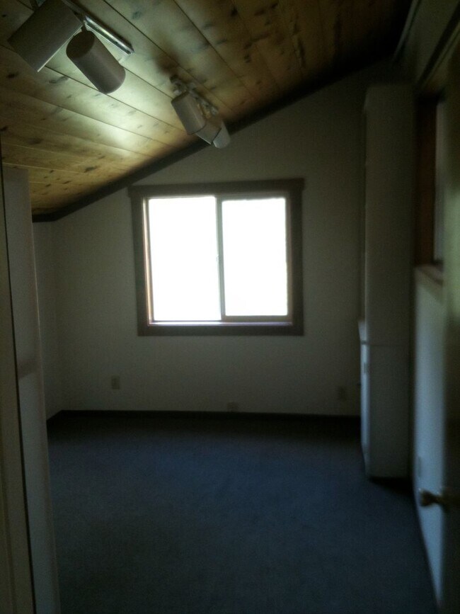 Building Photo - 3/1 Close to UC, hiking, mountain biking and downtown