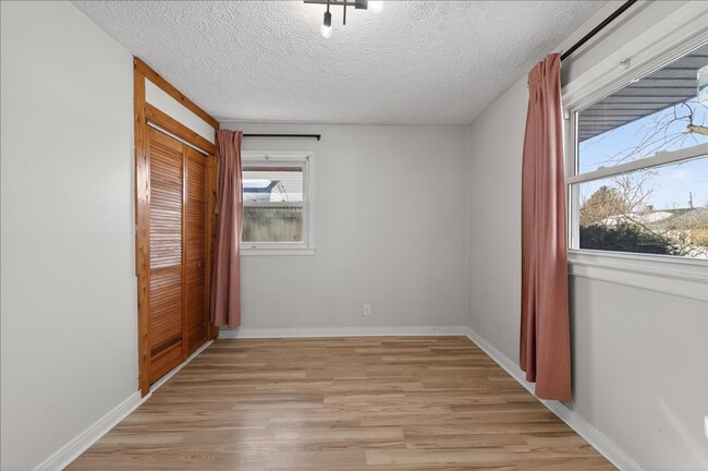 Building Photo - 4911 Barlow Dr