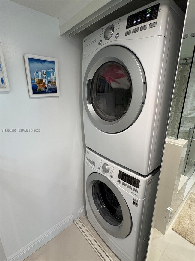 Building Photo - 2030 S Ocean Dr